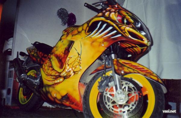 Мотоцикл раскрашен в дракона
