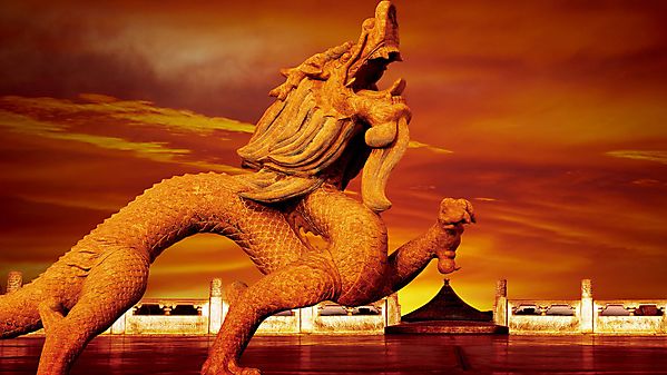 Статуя дракона на закате
