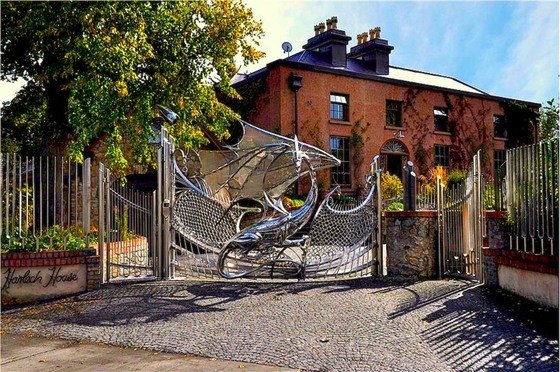 Дракон защищает дом. Дублин, Ирландия