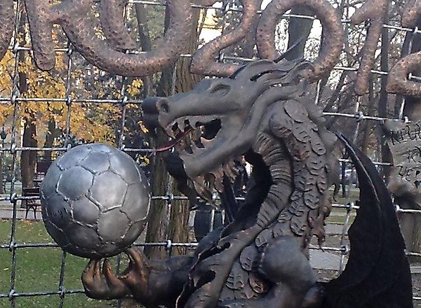 Скульптура дракона с футбольным мячом, Евро-2012, Донецк, Украина