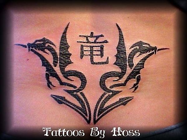Татуировка с символом двух драконов