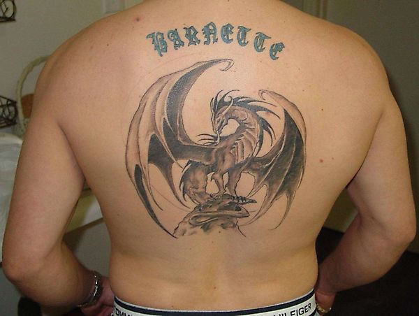 Татуировка дракона на широкой спине дракона