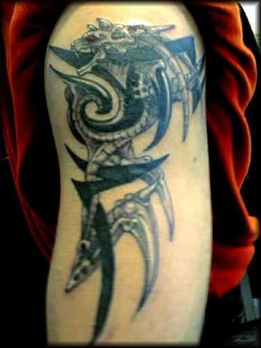 Татуировка дракона с красными глазами