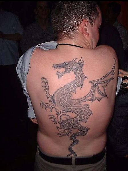 Разрисовал себе драконом всю спину