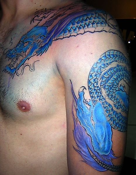 Синий дракон ползёт на грудь с плеча (тату)
