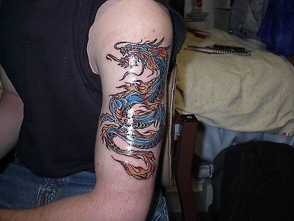 Свеженькая татуировка с драконом