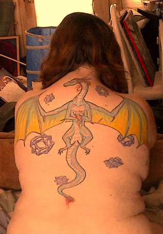 Тату дракона на спине взрослой женщины