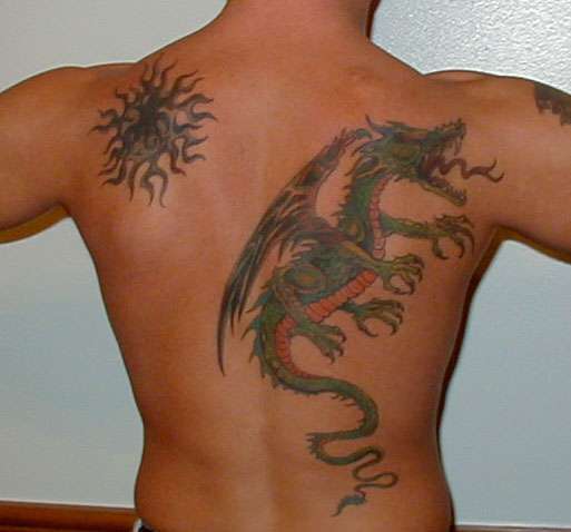 Татуировка дракона и пламенеющего солнца