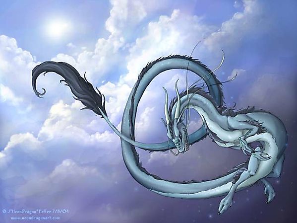 Изящный дракон парит высоко в небе