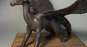 Маленькая статуэтка с крылатым драконом
