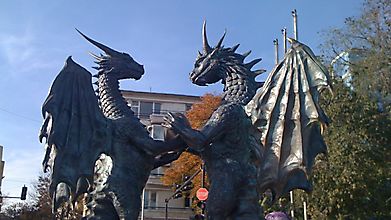 Скульптура влюбленных драконов, Болгария