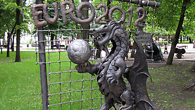 Скульптура дракона-футболиста в честь Евро-2012, Донецк, Украина
