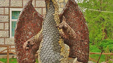 Скульптура дракона в Замке Де Ля Мур, Санкт-Петербурга
