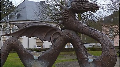 Скульптура-фонтан, созданная в форме дракона, Люксембург