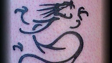 Татуировка в форме драконовых очертаний