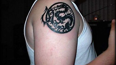 Знак дракона на плече бойца