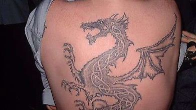 Разрисовал себе драконом всю спину
