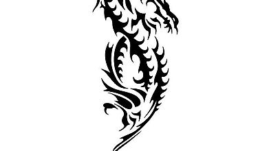 Чёрное тату с неясными драконьими очертаниями