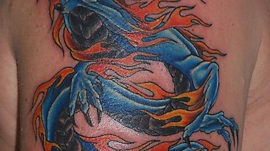 Китайский дракон синего цвета - наплечное тату