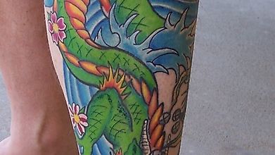 Цветочный дракон - татуировка на голени