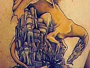 Татуировка огромного дракона, собирющегося разрушить замок