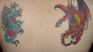 Парочка сердитых драконов - два рисунка на спине