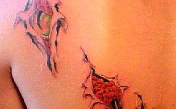 Татуировка дракона, продирающегося наружу из тела