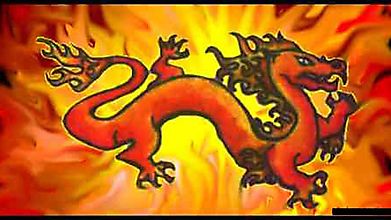 Рисованный дракон в пламенных бликах