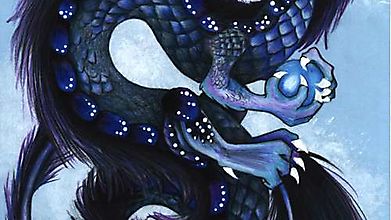 Тёмно-синий дракон играет со сферой